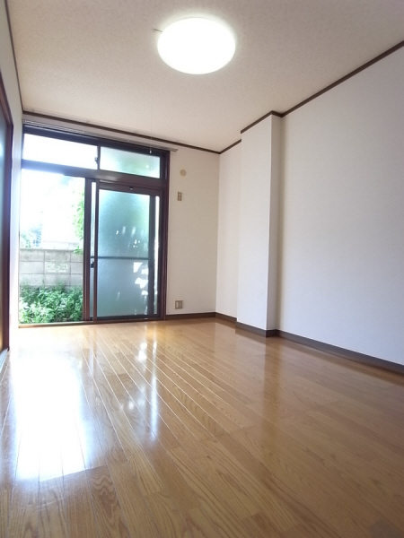 Living and room. Bright living room facing south! It is life-friendly environment