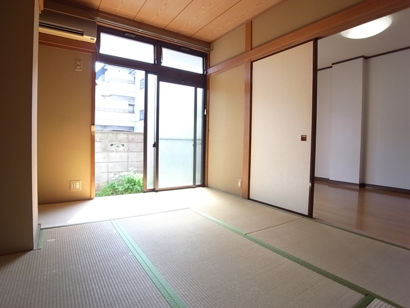 Living and room. Very calm Japanese-style room! Guests can relax purring ☆