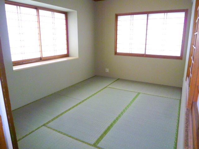 Other room space. Two-sided lighting Japanese-style room