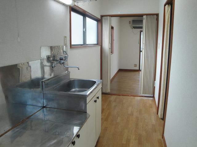 Kitchen. Two-burner gas stove is installed Allowed ☆