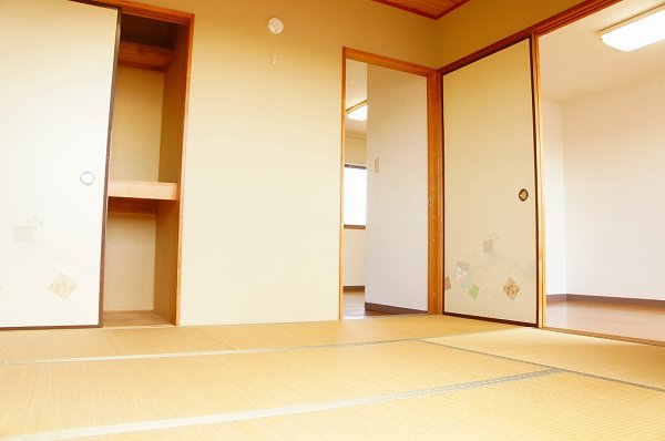 Other room space. Tatami is before you move