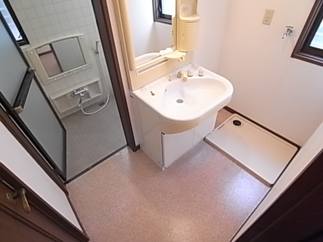 Washroom. Also equipped with independent washbasin.