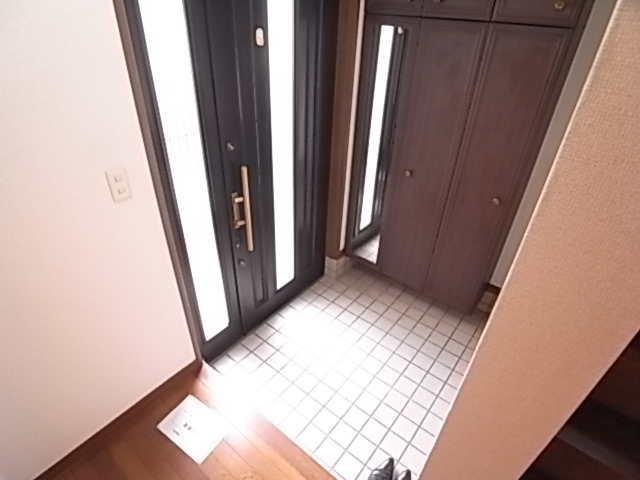 Entrance. Large-capacity front door storage.