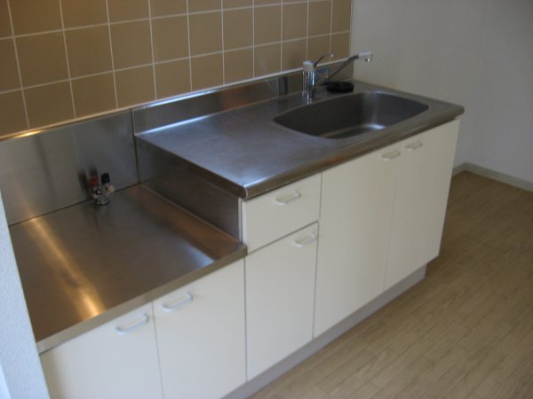 Kitchen. The kitchen is two-burner stove is can be installed.