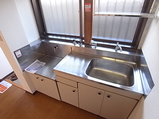 Kitchen. Two-burner stove-mounted kitchen make progress is cooking