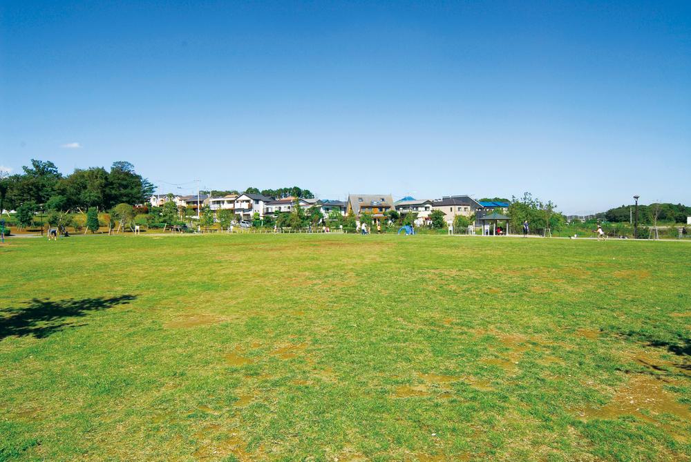 park. Grand Park is also close to a 4-minute walk, which boasts a breadth of 250m approximately 5.3ha to Tsuboi neighborhood park.