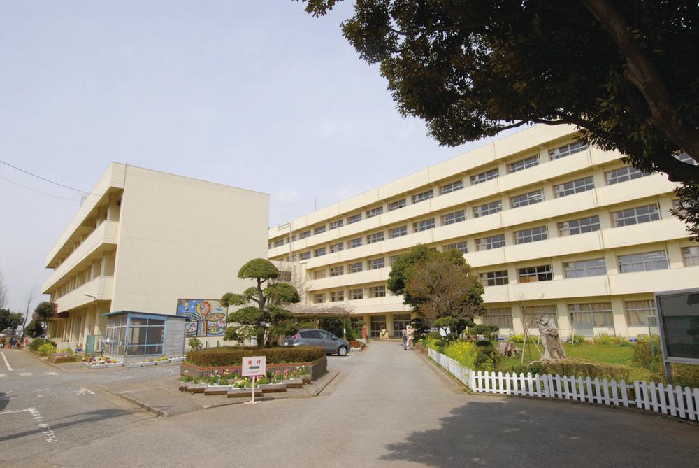 Primary school. Tsuboi elementary school up to 580m school school "Tsuboi elementary school," an 8-minute walk from the. Junior High School (Tsuboi junior high school) is also a 10-minute walk up (about 730m)