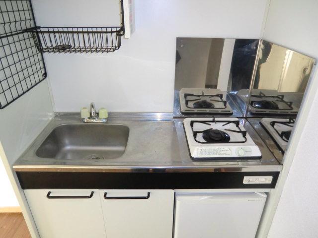 Kitchen. I have is can also dishes in the gas stove 1-neck equipped