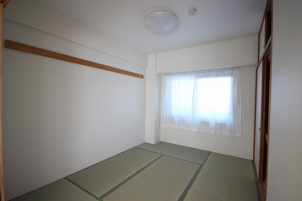 Non-living room. There is a window, It has become a bright room