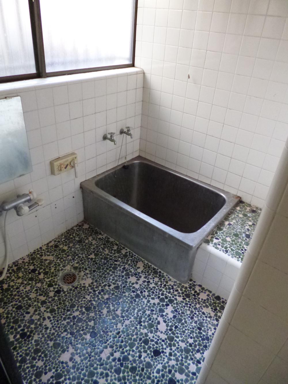 Bathroom. Indoor (12 May 2013) Shooting