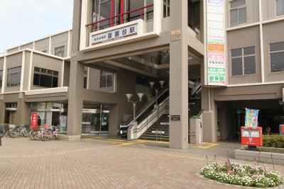 station. New station building that has been relocated to the 1100m 2000 years to Yakuendai Station is a 3-story, Banks and convenience stores, Clinic, It contains such as beauty salons.