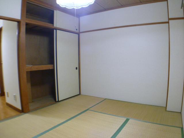 Living and room. You can rumbling in the Japanese-style room