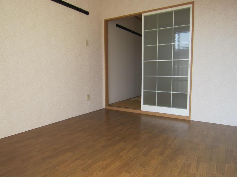 Living and room. There is also Flooring (^ - ^)