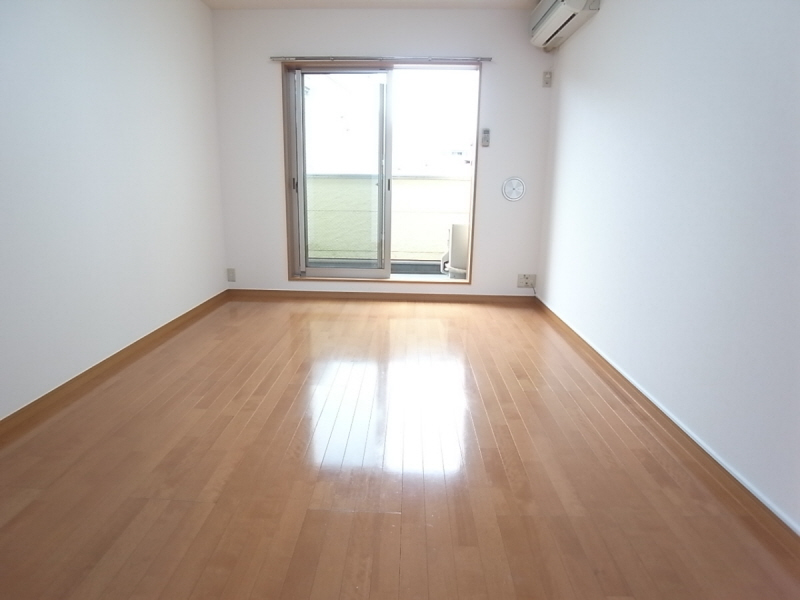 Living and room. Bright living room facing south! It is life-friendly environment