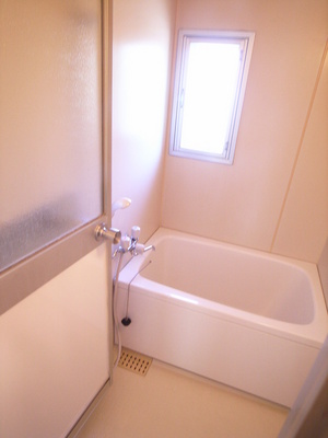 Bath. It is a beautiful bath equipped with a bay window ☆