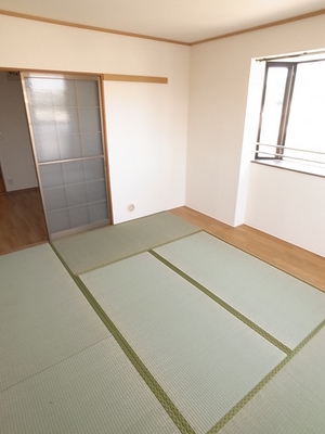 Living and room. Japanese-style room has also become beautiful.