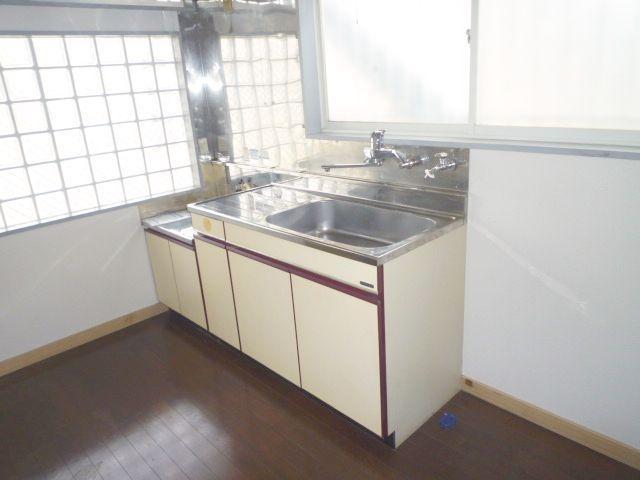 Kitchen. Gas stove installed Friendly safe for self-catering school