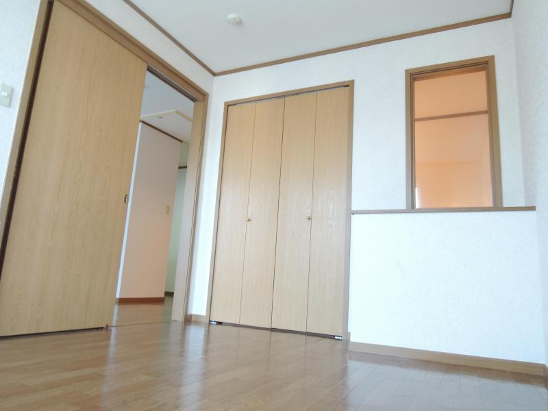 Living and room. There is also a 9-minute walk to the station Japanese-style Western-style 52 Pledge