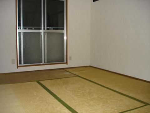 Living and room. It will calm and there is a tatami room