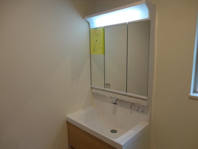 Wash basin, toilet. Indoor (11 May 2013) Shooting