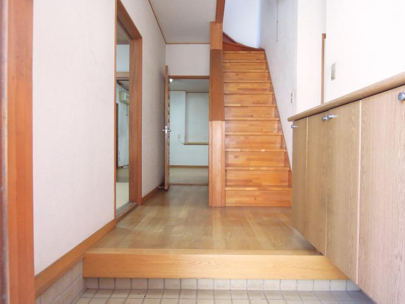 Entrance. Living environment is good in a quiet residential area.