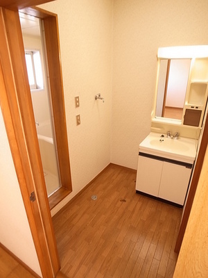 Washroom. It is with convenient independent wash basin ~  ☆ 