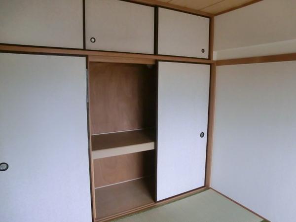 Receipt. Spacious is equipped with 1 between the + upper closet.