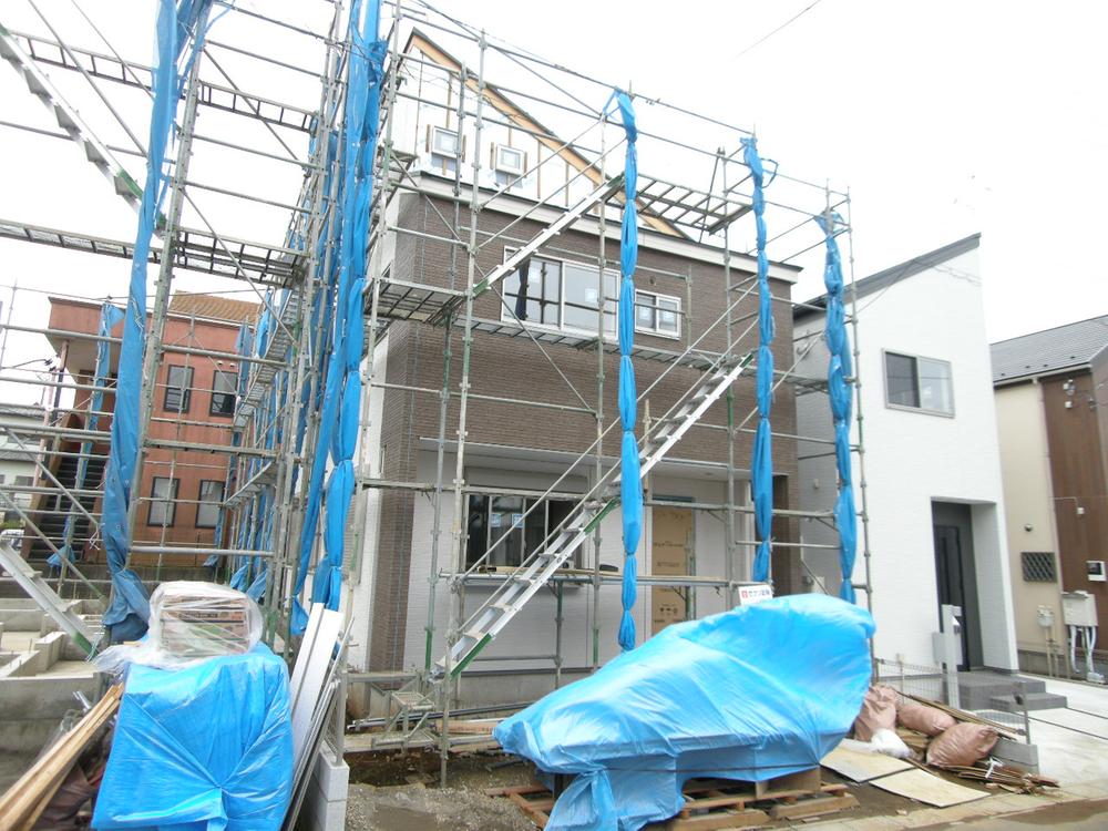 Local photos, including front road. Local (11 May 2013) Shooting