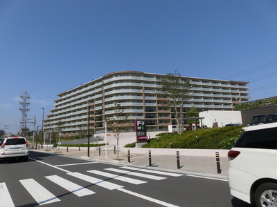 Building appearance. Many green, Living environment is good in a beautiful cityscape that has been in place.