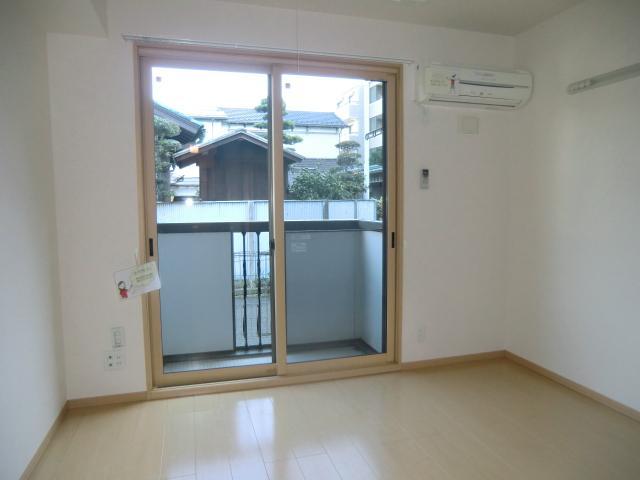 Living and room. It is a cute room in the stylish air-conditioned 1 groups