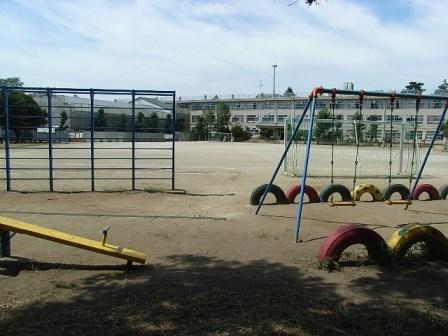 Primary school. Takanedai 240m until the second elementary school