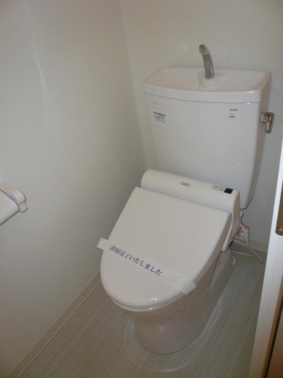 Toilet. Washlet is!