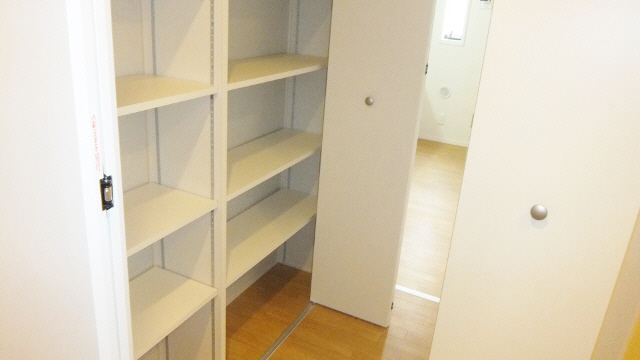 Other room space. There entrance next to the storage space ☆