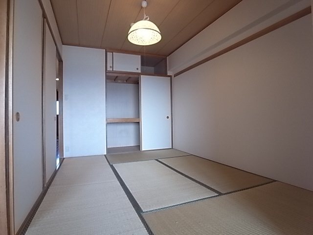 Other room space. There are upper closet storage, And relax the calm Japanese-style room 6 tatami space