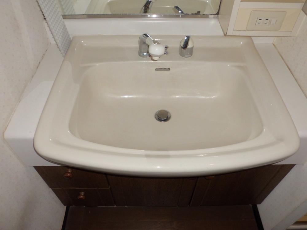 Wash basin, toilet. Room (May 2013) Shooting