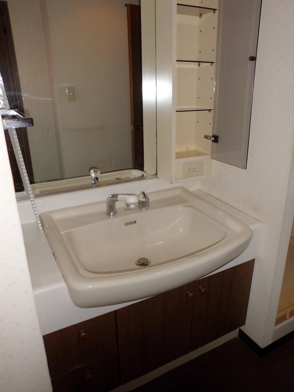 Wash basin, toilet. Room (May 2013) Shooting