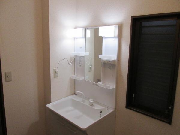 Wash basin, toilet