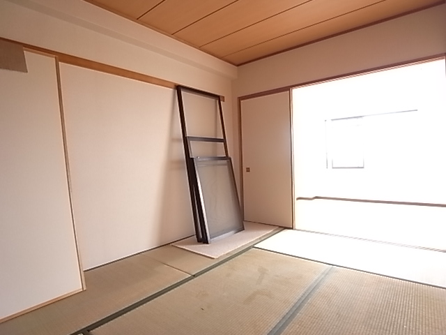 Living and room. The window also big, Can you slowly because it is in Japanese-style next.