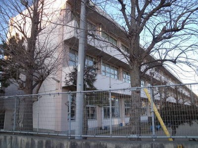 Primary school. Sandwiched until the elementary school (elementary school) 160m