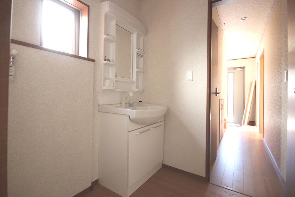 Wash basin, toilet. You can go straight to the washroom from the front door