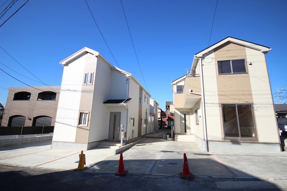 Local photos, including front road. Subdivision whole shooting (all four buildings)