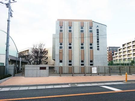 Junior high school. 600m to Katsushika junior high school