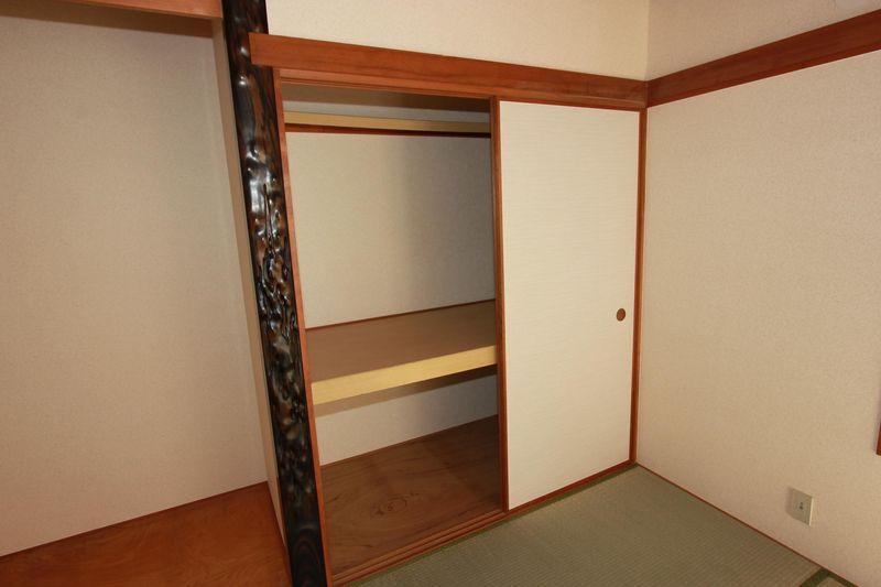 Non-living room. 1F Japanese-style room Closet and plates