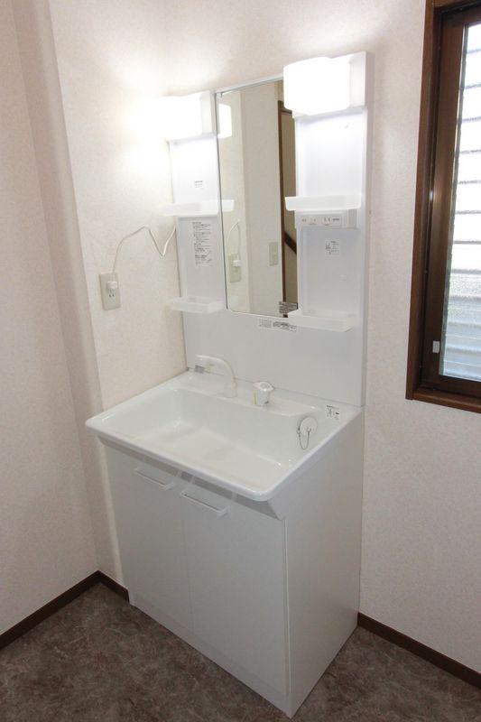 Wash basin, toilet. 1F washroom