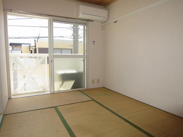 Living and room. Tatami is to be replaced after the sign up