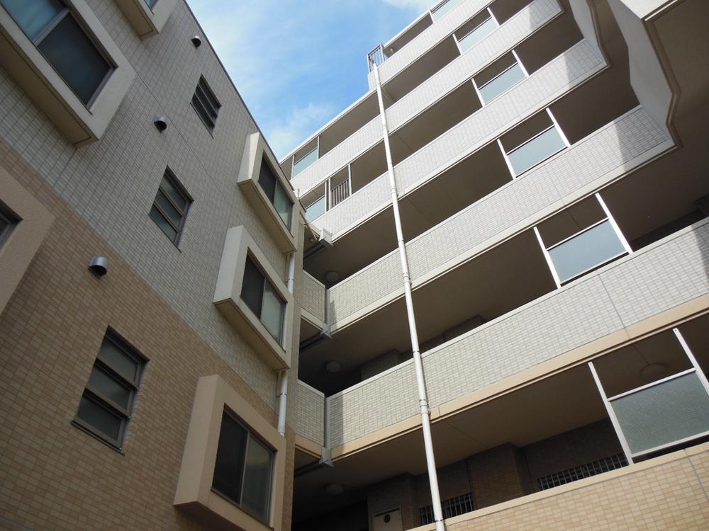 Local appearance photo. Local (12 May 2013) Shooting