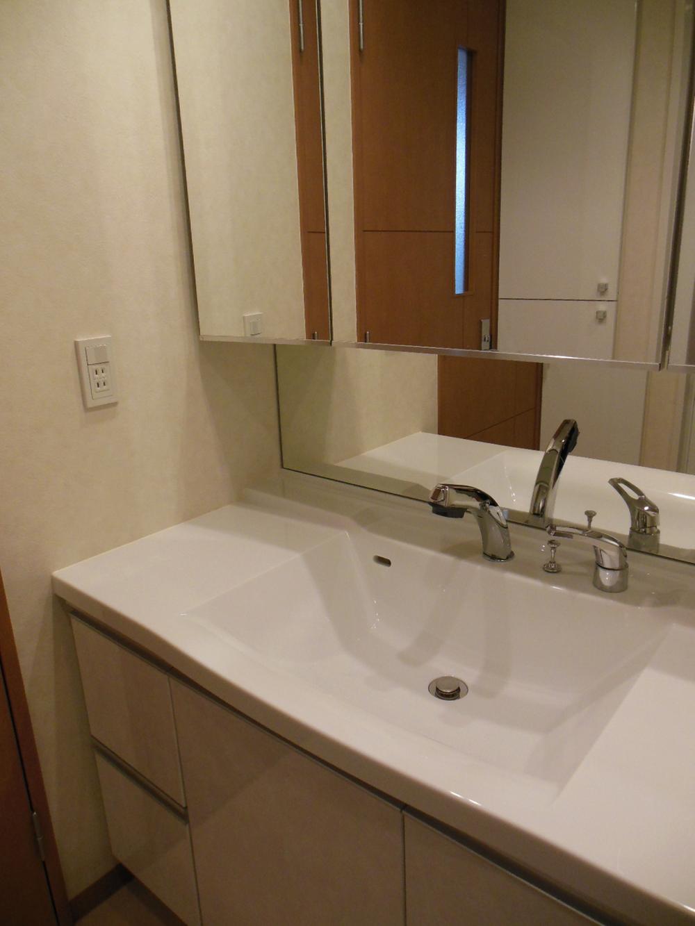 Wash basin, toilet. Indoor (12 May 2013) Shooting