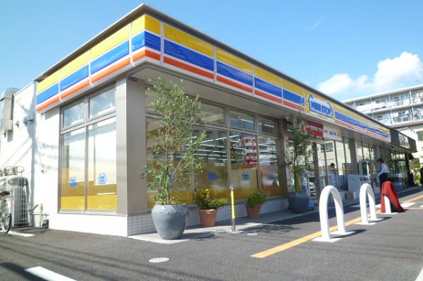 Convenience store. MINISTOP up (convenience store) 127m