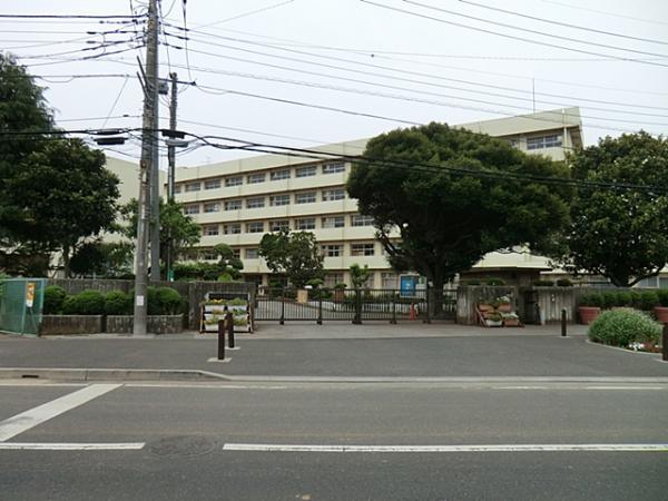 Primary school. Tsuboi, a 17-minute walk up to 1300m elementary school to elementary school.