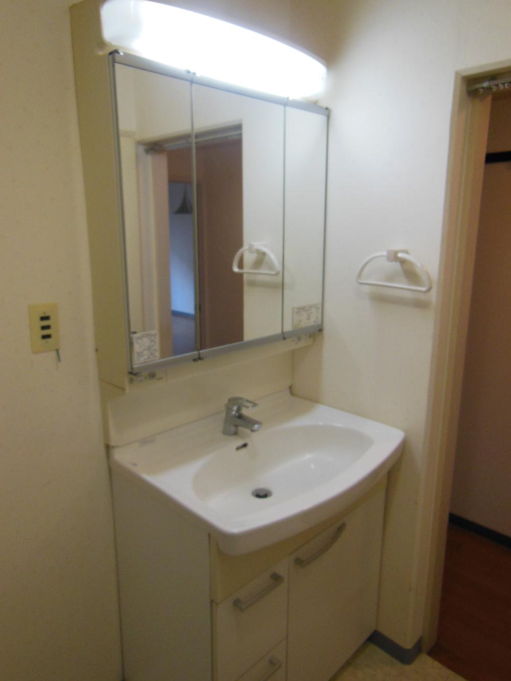 Wash basin, toilet. Indoor (10 May 2013) Shooting